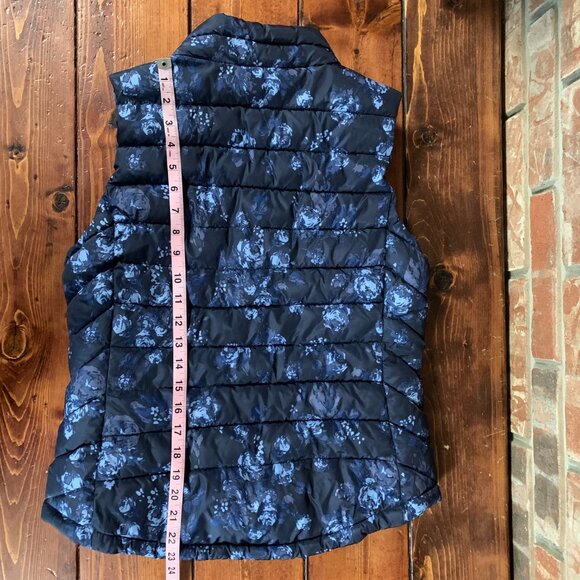 Gap Blue Floral Women's Small Quilted Puffer Full Zip Snap Overlay Chic Vest EUC - Picture 10 of 14